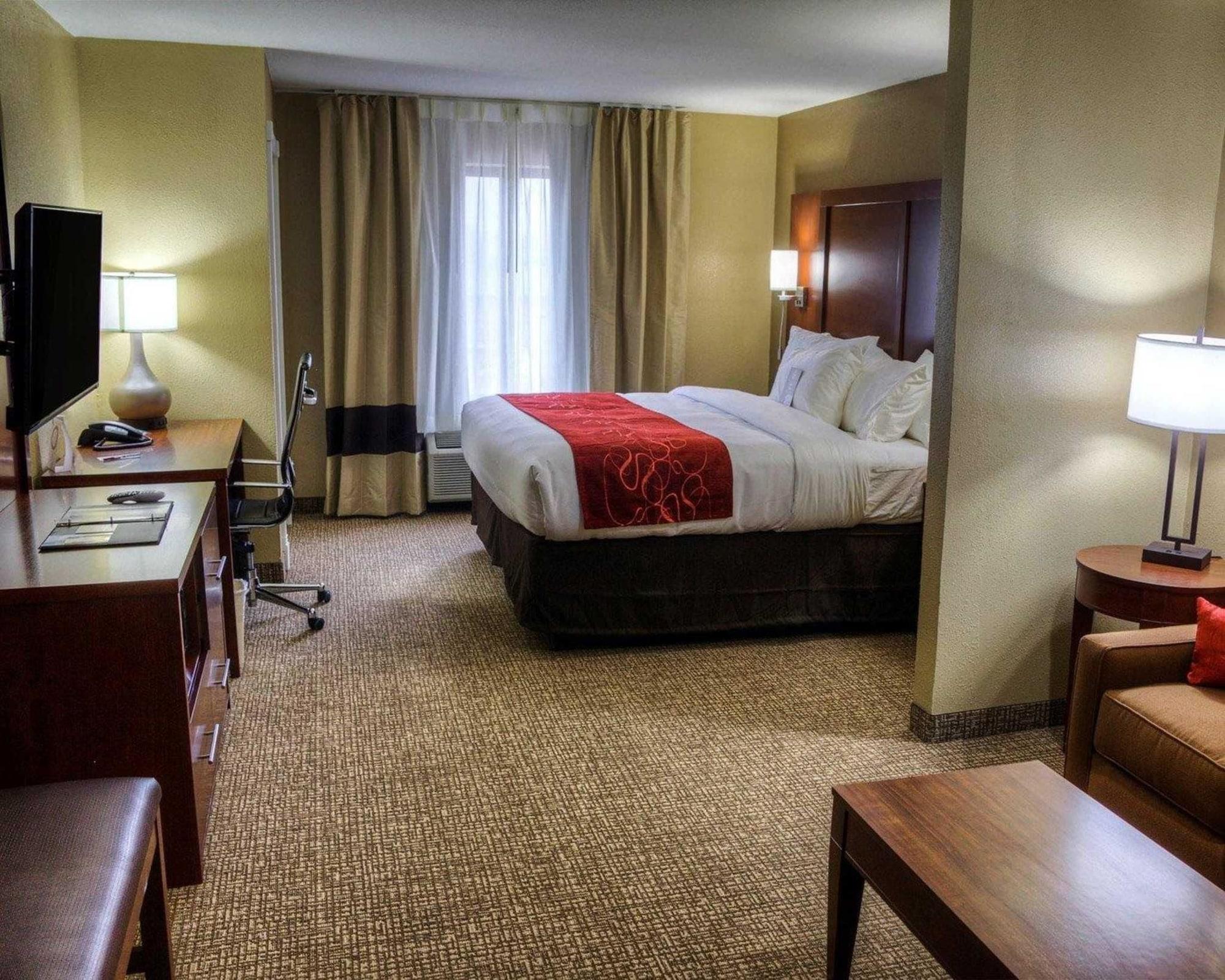 Comfort Suites Plymouth Near Us-30 Екстериор снимка