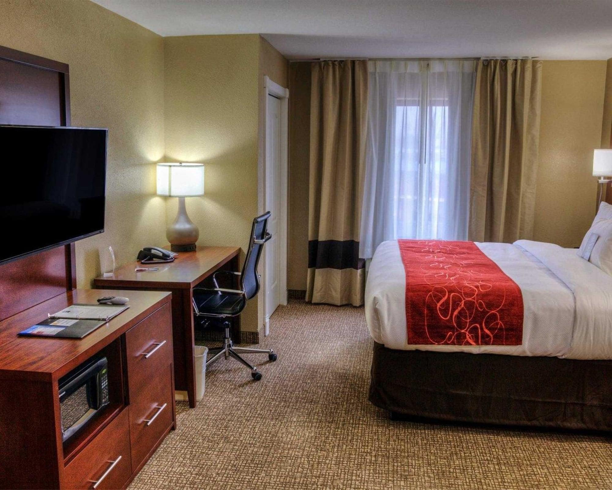 Comfort Suites Plymouth Near Us-30 Екстериор снимка