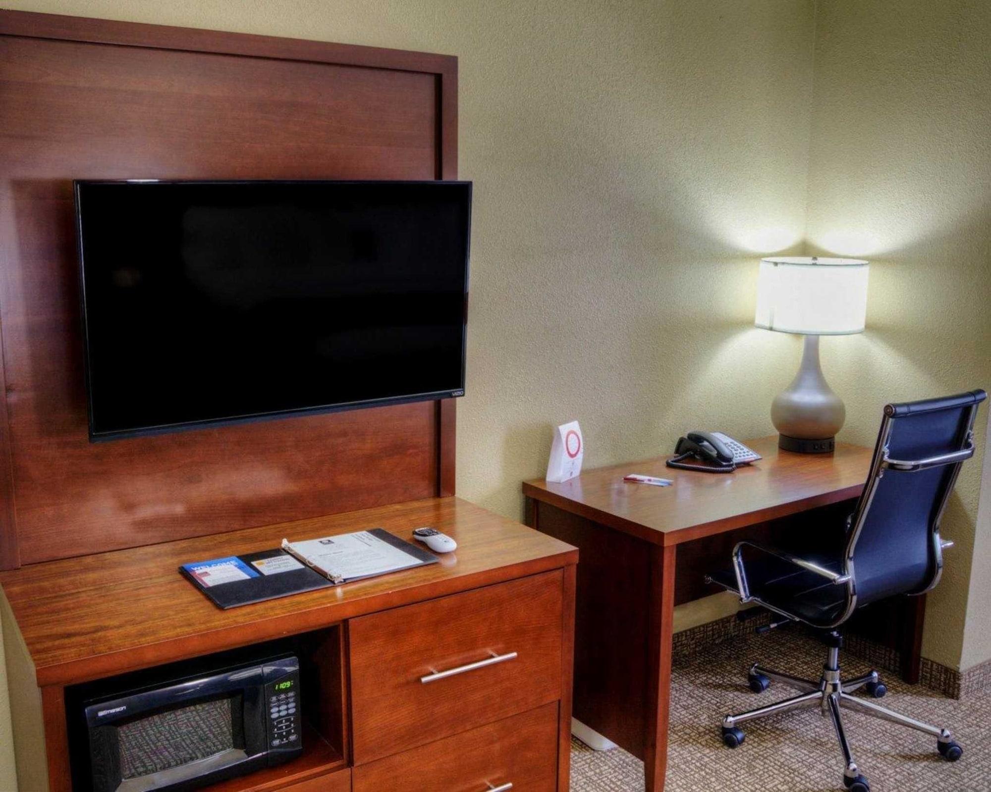 Comfort Suites Plymouth Near Us-30 Екстериор снимка