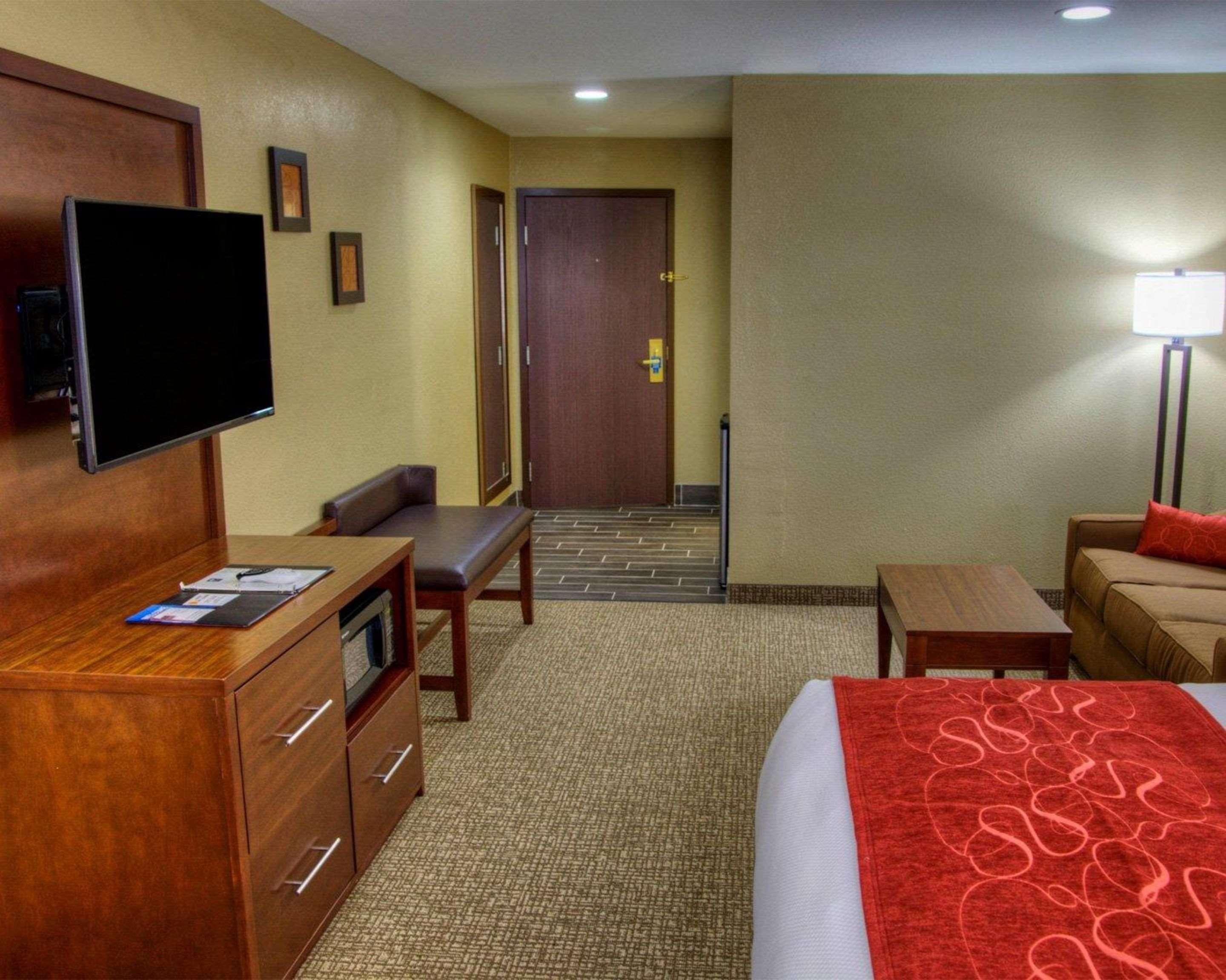 Comfort Suites Plymouth Near Us-30 Екстериор снимка