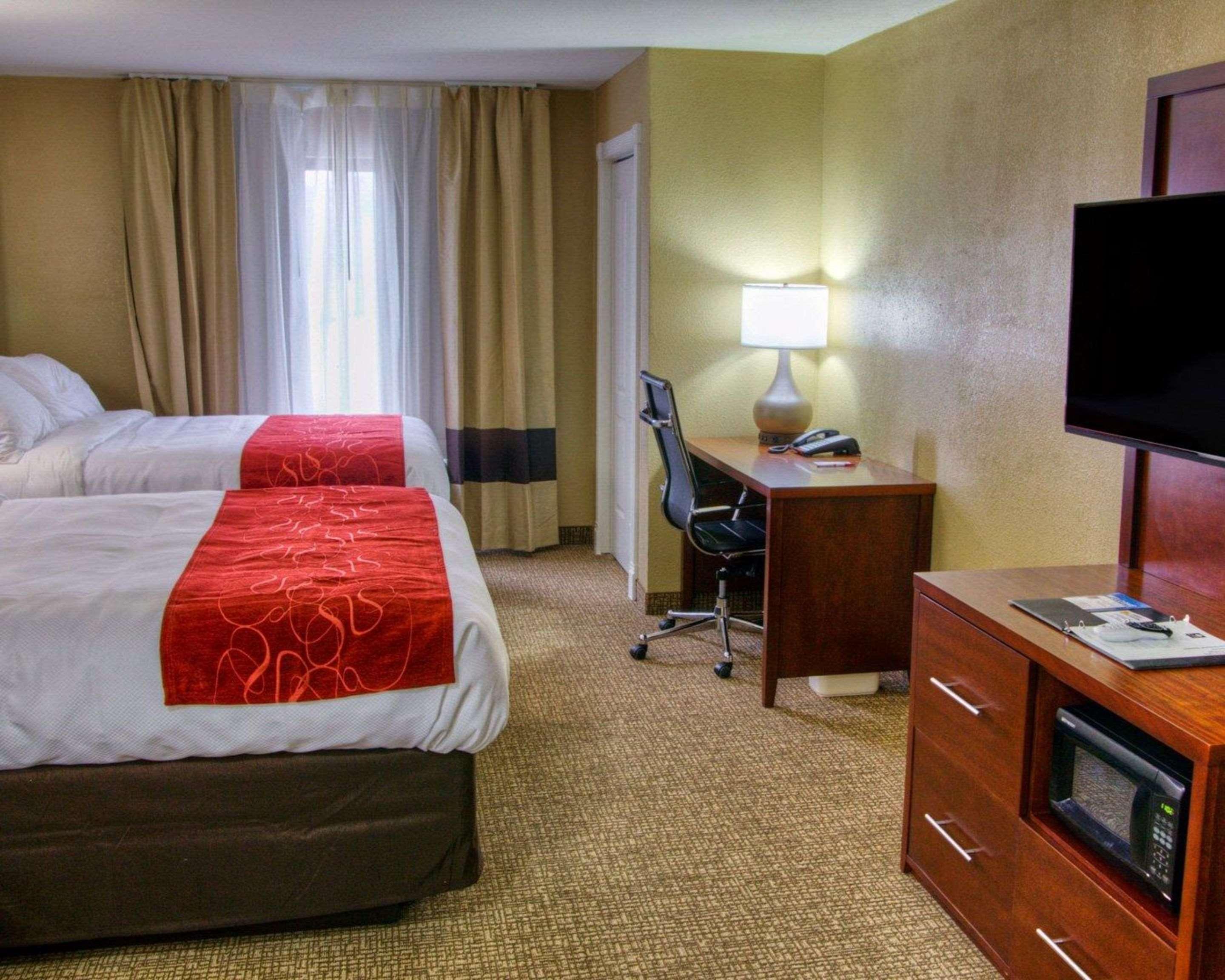 Comfort Suites Plymouth Near Us-30 Екстериор снимка