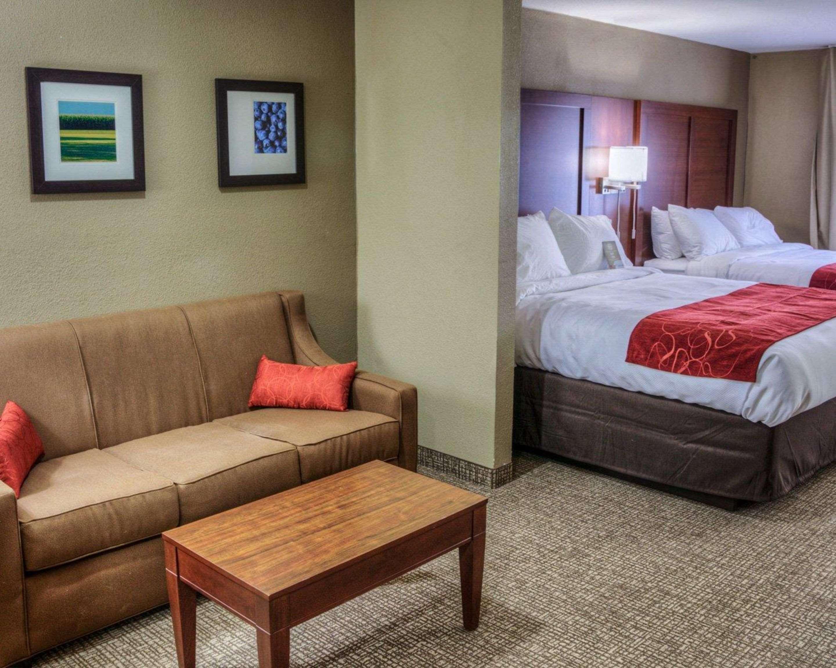 Comfort Suites Plymouth Near Us-30 Екстериор снимка