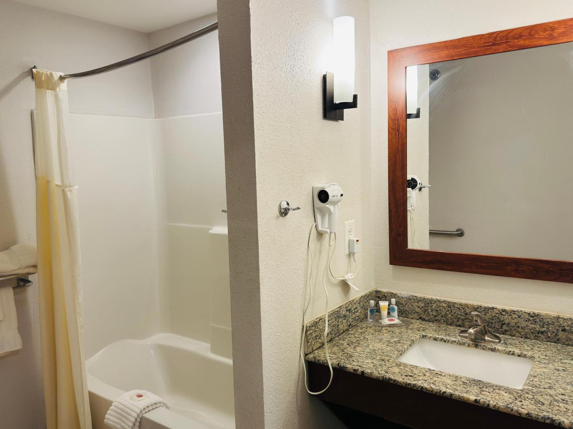 Comfort Suites Plymouth Near Us-30 Екстериор снимка