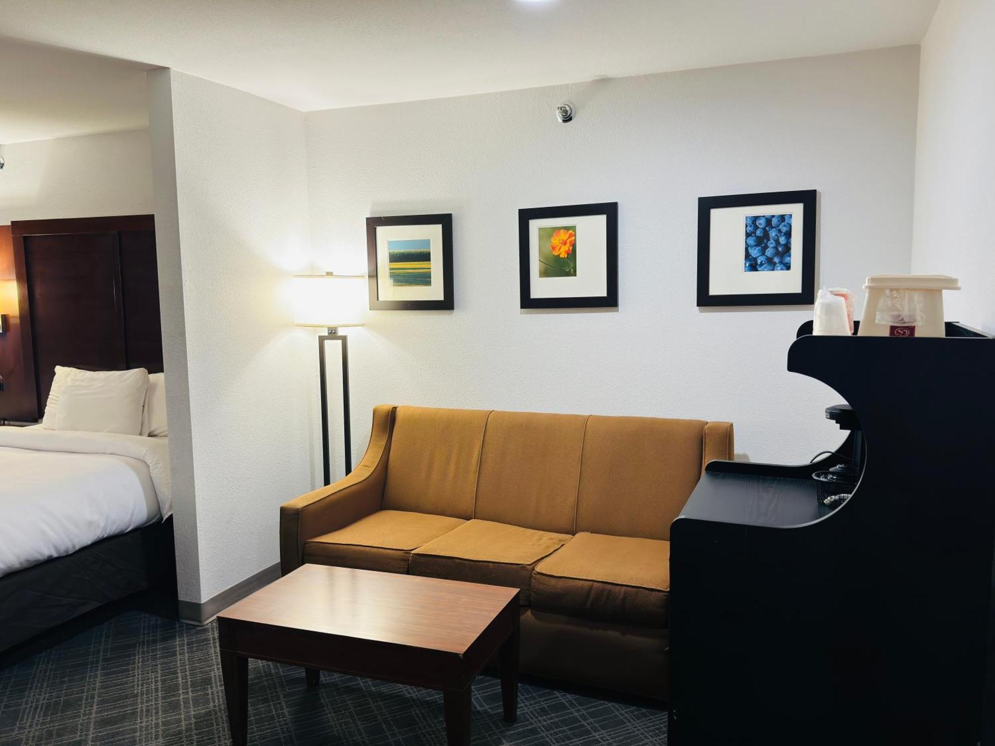 Comfort Suites Plymouth Near Us-30 Екстериор снимка