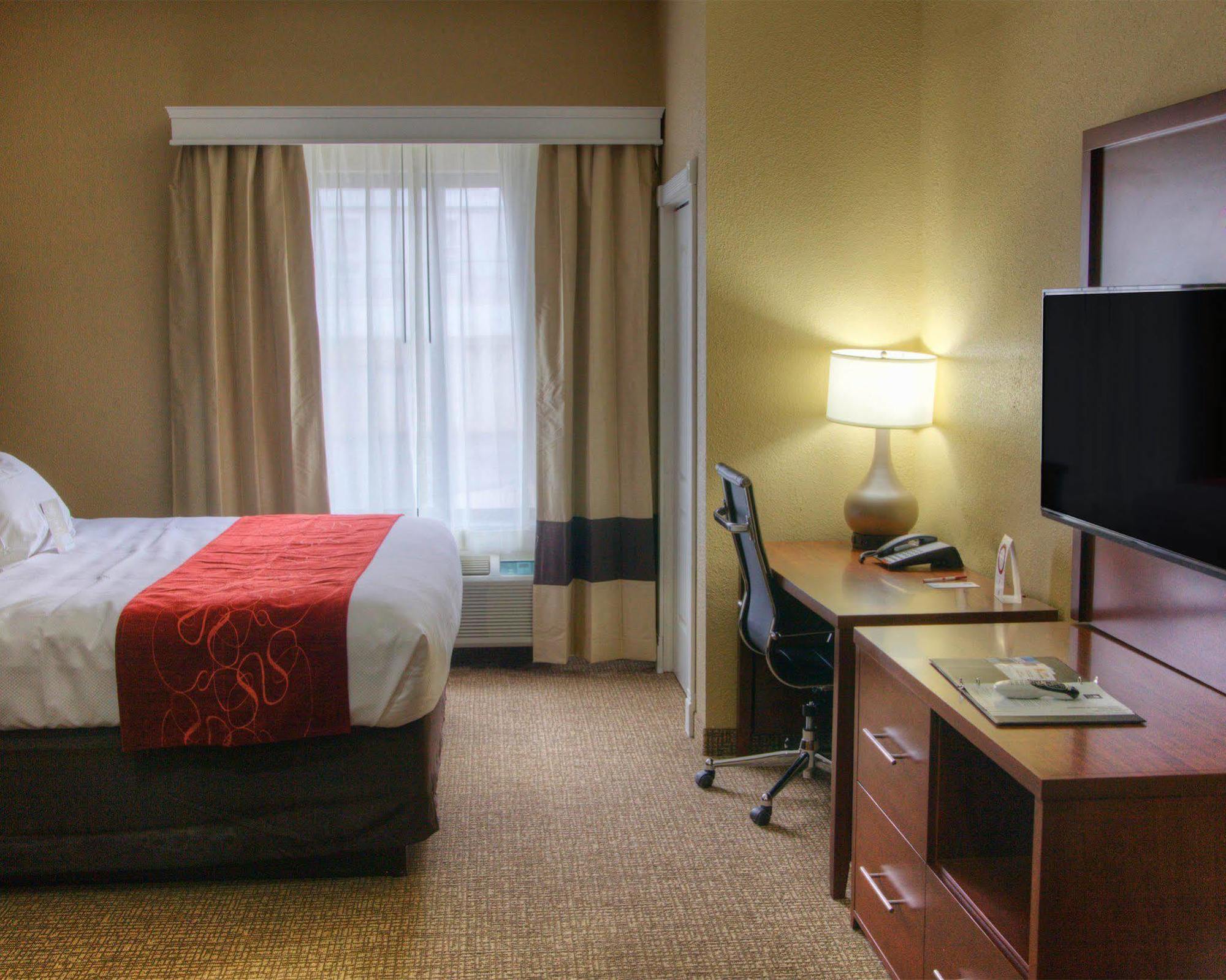 Comfort Suites Plymouth Near Us-30 Екстериор снимка