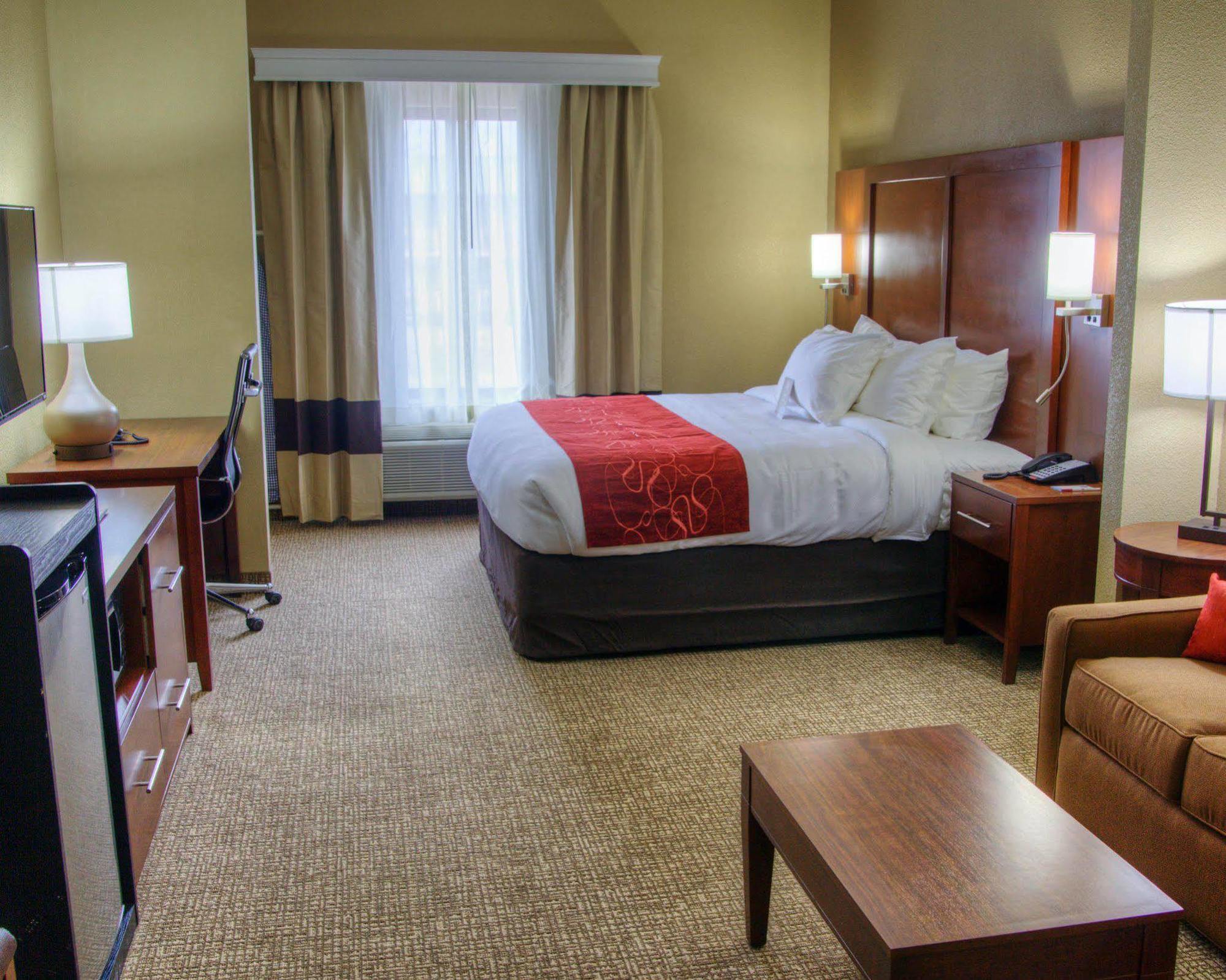 Comfort Suites Plymouth Near Us-30 Екстериор снимка